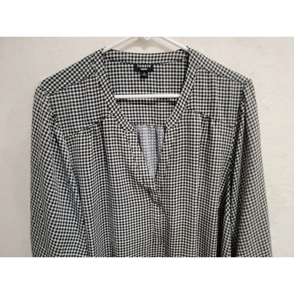 Torrid‎ Harper Blouse Black White Houndstooth Georgette Pullover Plus 3 / 3X